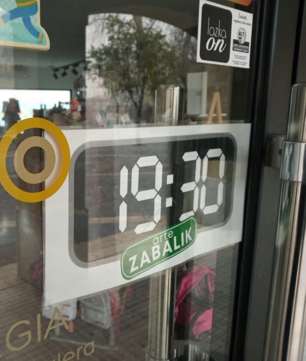 Los comercios participantes están identificados con carteles como éste. 