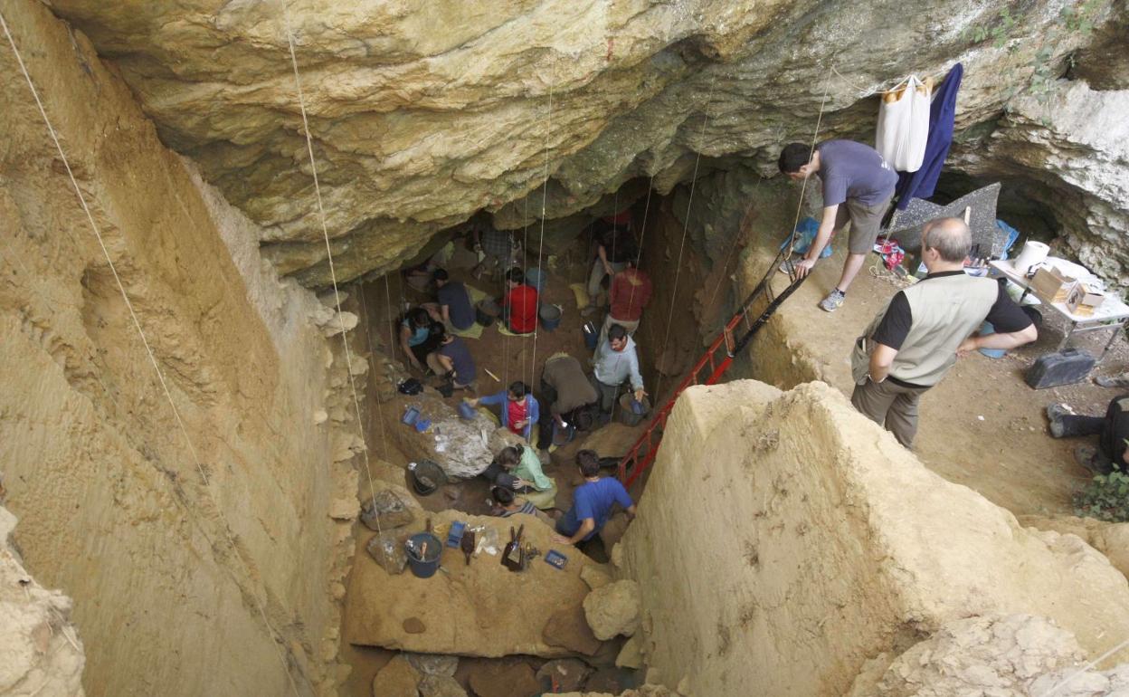 Una de las excavaciones arqueológicas dirigidas por Álvaro Arrizabalaga en Lezetxiki. 