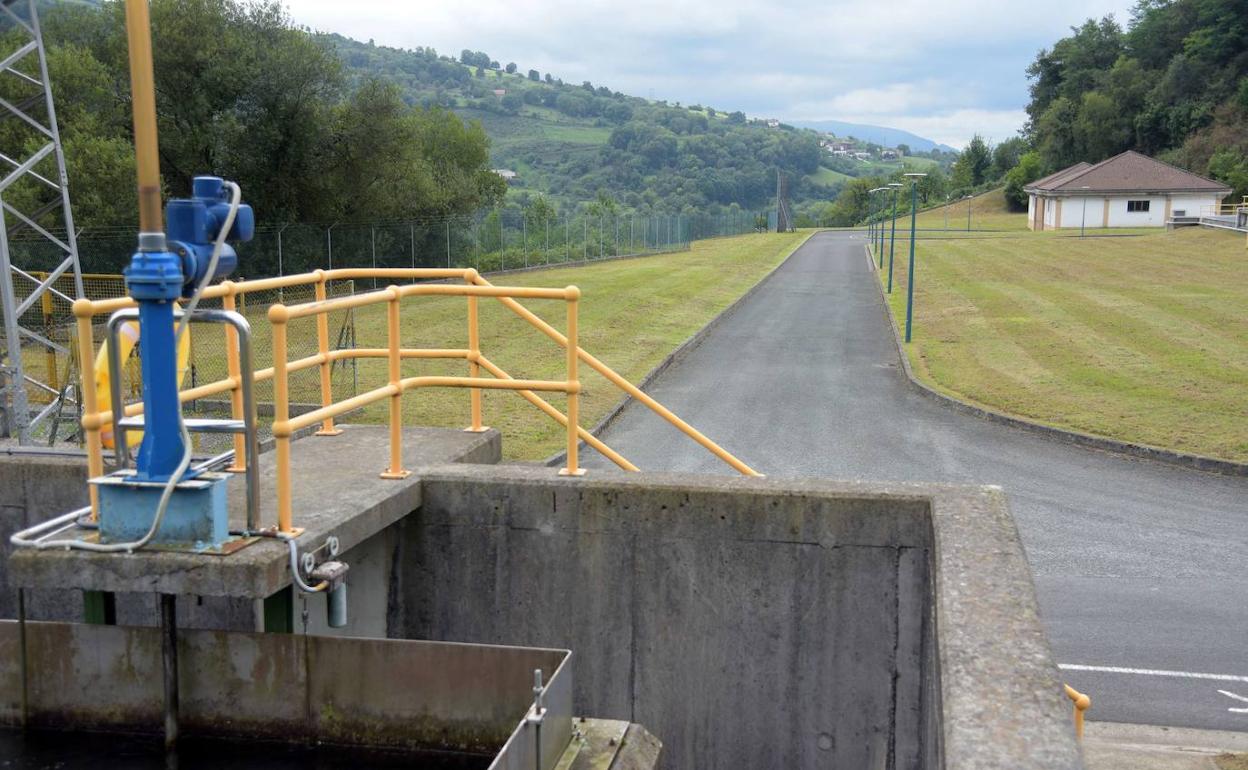 La alternativa al actual canal bajo del Añarbe finalizará en este punto de la Estación de Tratamiento de Agua Potable de Petritegi, en Astigarraga.