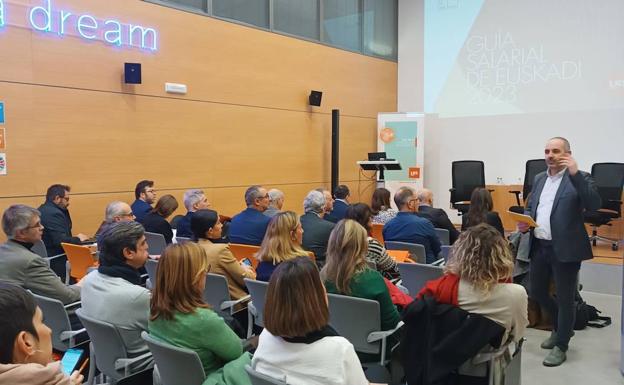 Presentación de la guía salarial de LKS Next realizada este jueves en Bilbao. Ander Sansinenea, director del área de personas, se dirige a los asistentes. 