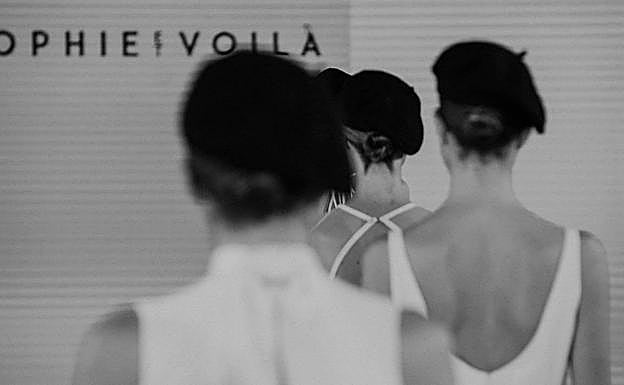 Sophie et Voilà presentando colección en el San Sebastián Moda Festival, Museo Balenciaga. Una de las imágenes más icónicas de su cierre.