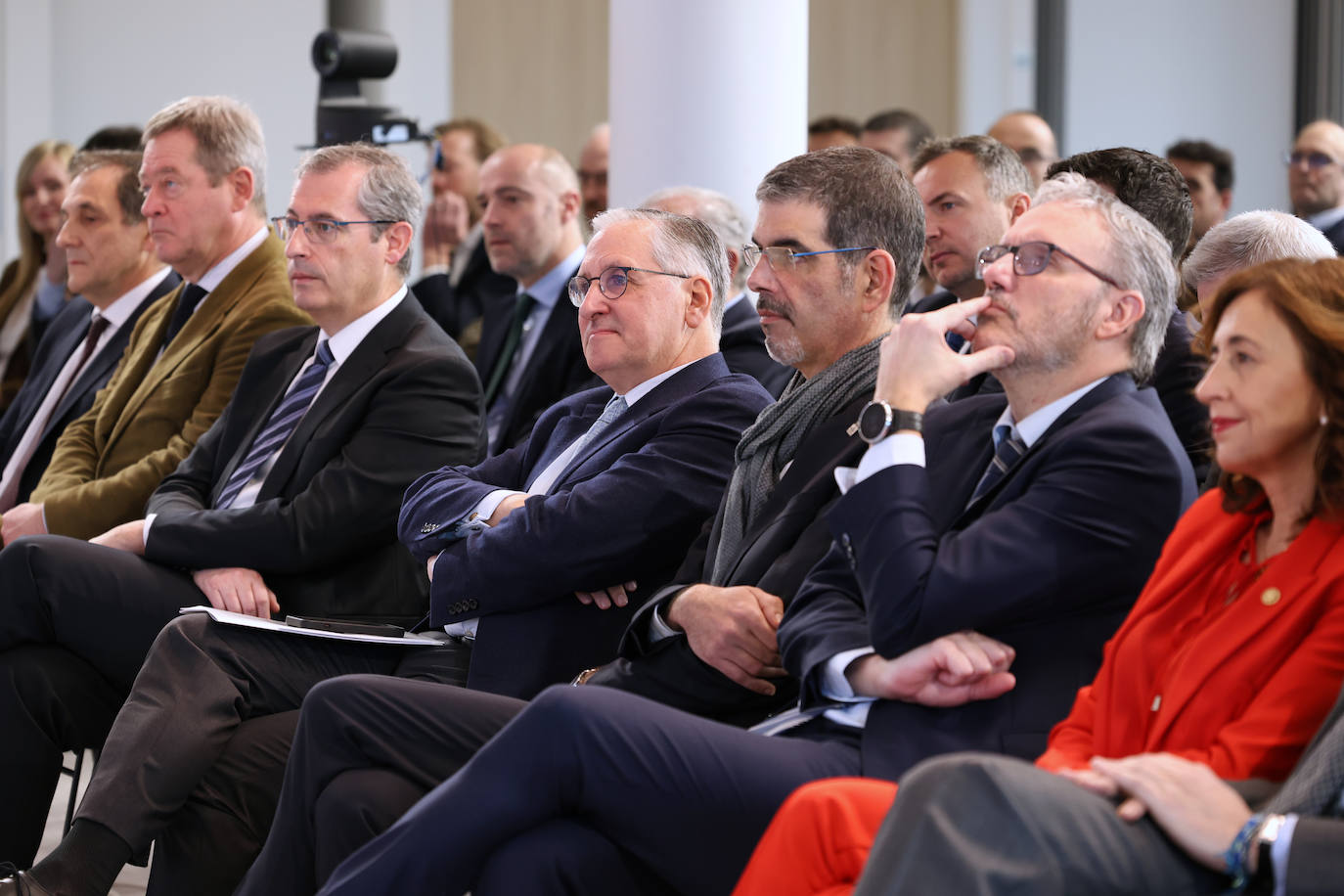 El protagonista del Foro Económica, Iván Martén, junto al alcalde de Donostia, Eneko Goia, y el director general de El Diario Vasco, Iñigo Barrenechea.
