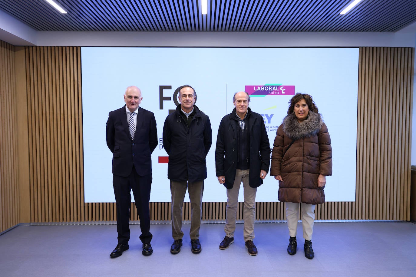 Andrés Arizkorreta (CAF), José María Alberich y Alberto Escudero, y Bittori Zabala (Directora de Política Fiscal de la Diputación).