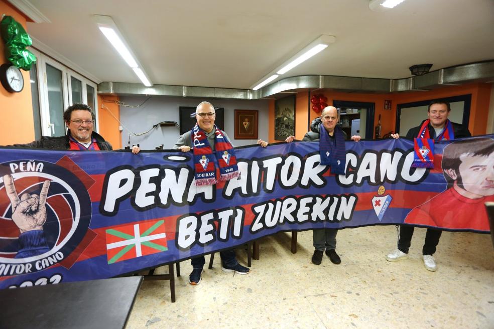 Varios amigos de Aitor Cano posan con la pancarta creada en su honor. 