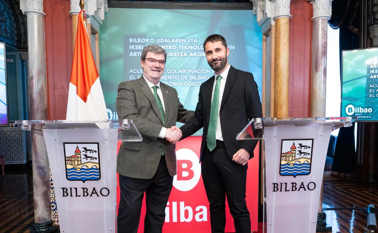 El alcalde Juan María Aburto y el director general de Ikerlan Ion Etxeberria han rubricado hoy el convenio. 