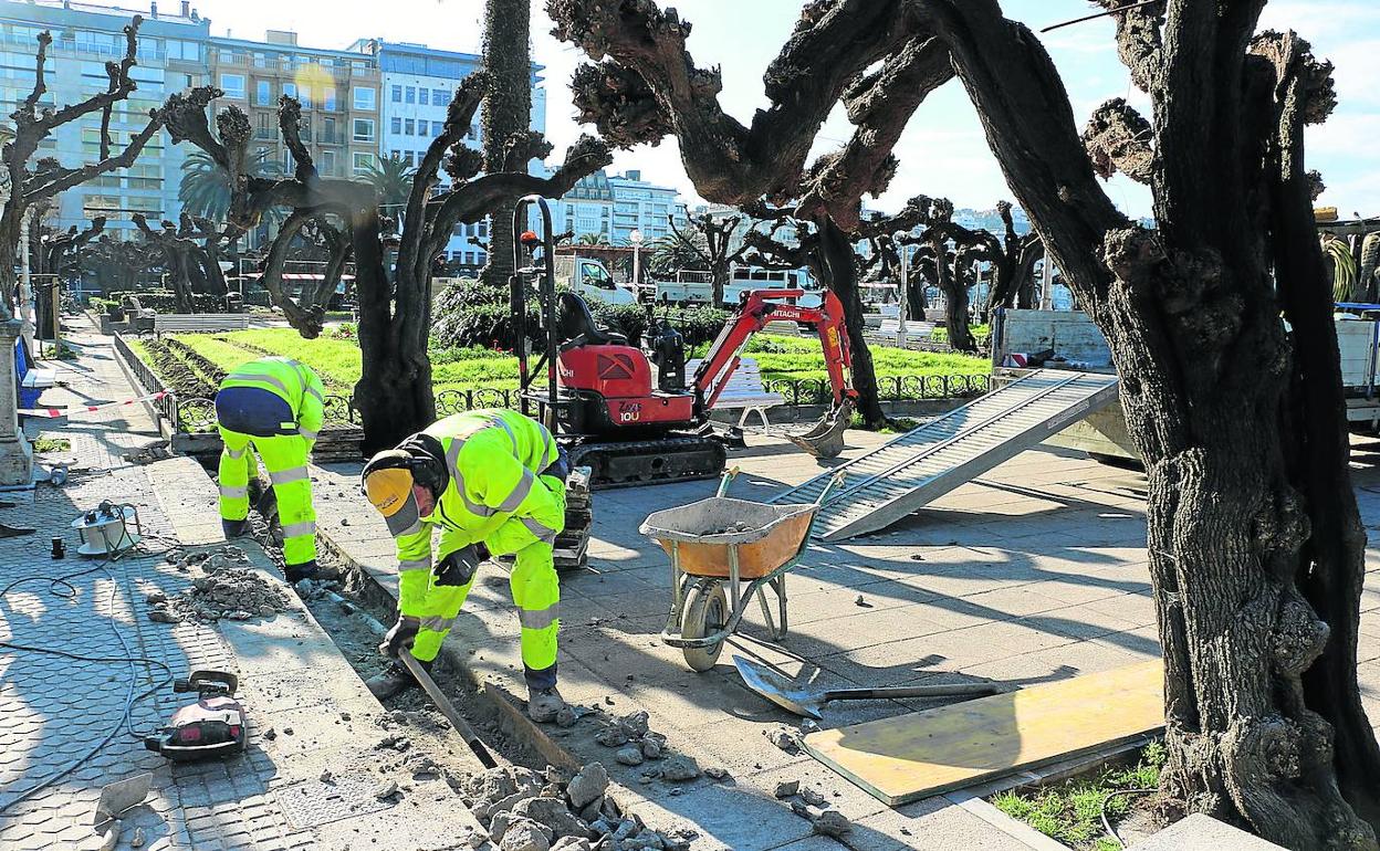 El Ayuntamiento ha iniciado los trabajos para dotar de un sistema de riego automático a la mitad de los jardines de Alderdi Eder que carecía de este elemento. La obra durará unas dos semanas y tendrá un coste de 23.000 euros. Además, se va a eliminar una planta trepadora que ha invadido una de las pérgolas, informa la edil Marisol Garmendia. 