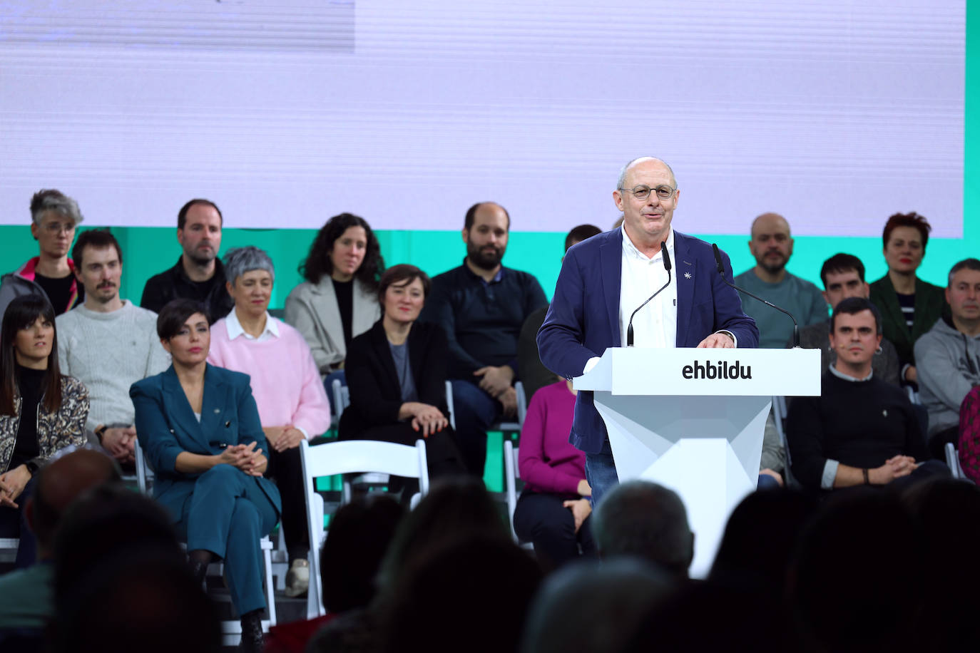 Juan Karlos Izagirre, en un momento de su intervención ayer en Tabakalera, rodeado de 400 cargos municipales de su coalición..