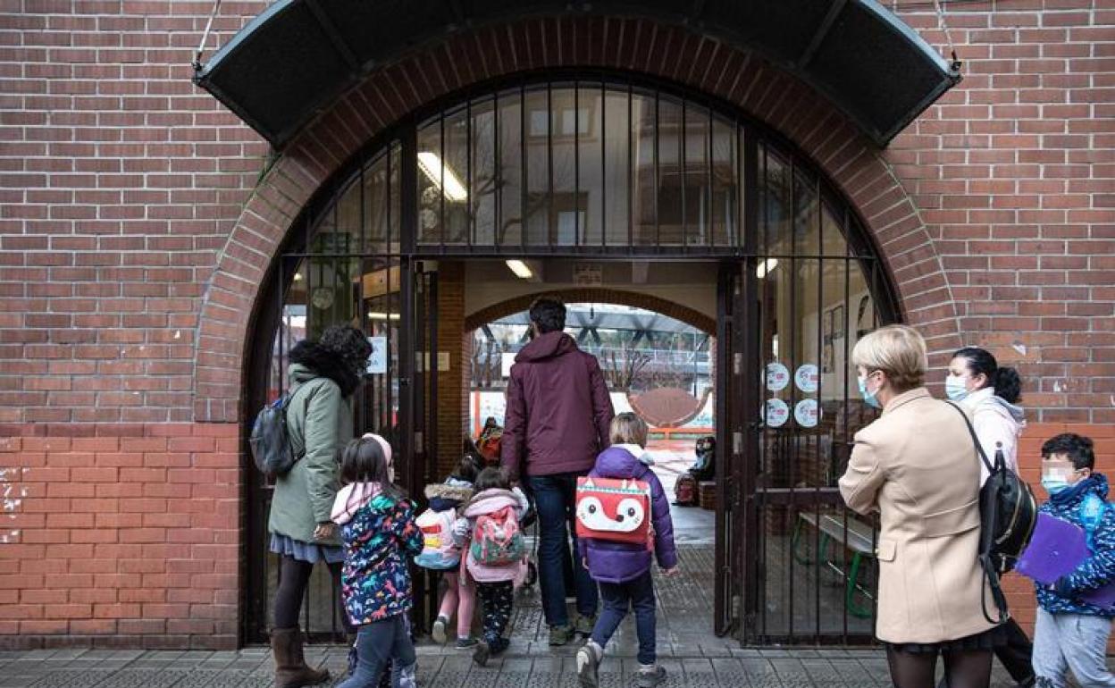 Entrada a un colegio en Euskadi. 