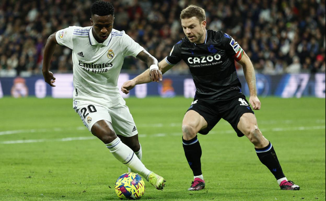 Vinicius y Asier Illarramendi disputan un balón en el Santiago Bernabéu, en el partido del 30 de enero.