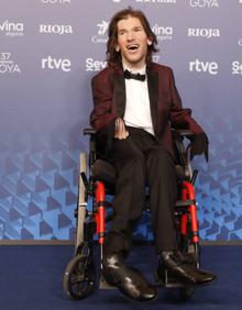 Imagen secundaria 2 - Telmo Irureta es felicitado por su tía la actriz Elena Irureta y por compañeros.