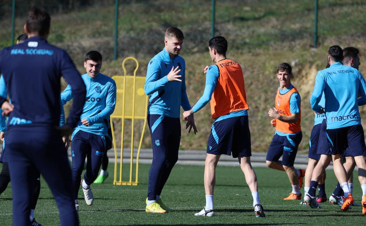 Sorloth y Carlos Fernández juegan a piedra, papel o tijera durante el calentamiento del entrenamiento de este domingo.