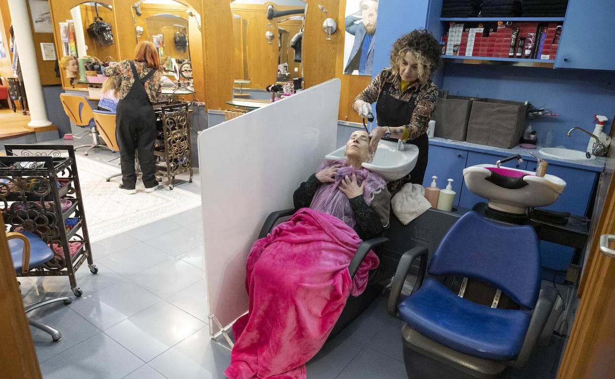 La peluquería Rosa Iñigo, en San Sebastián, ofrece mantas a su clientela para protegerse del frío en el local. 