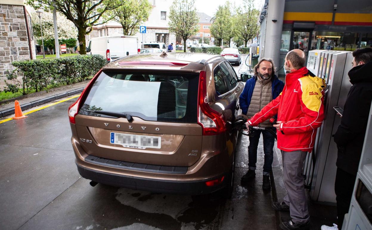 Un conductor reposta en una estación de servicio de Irun. 