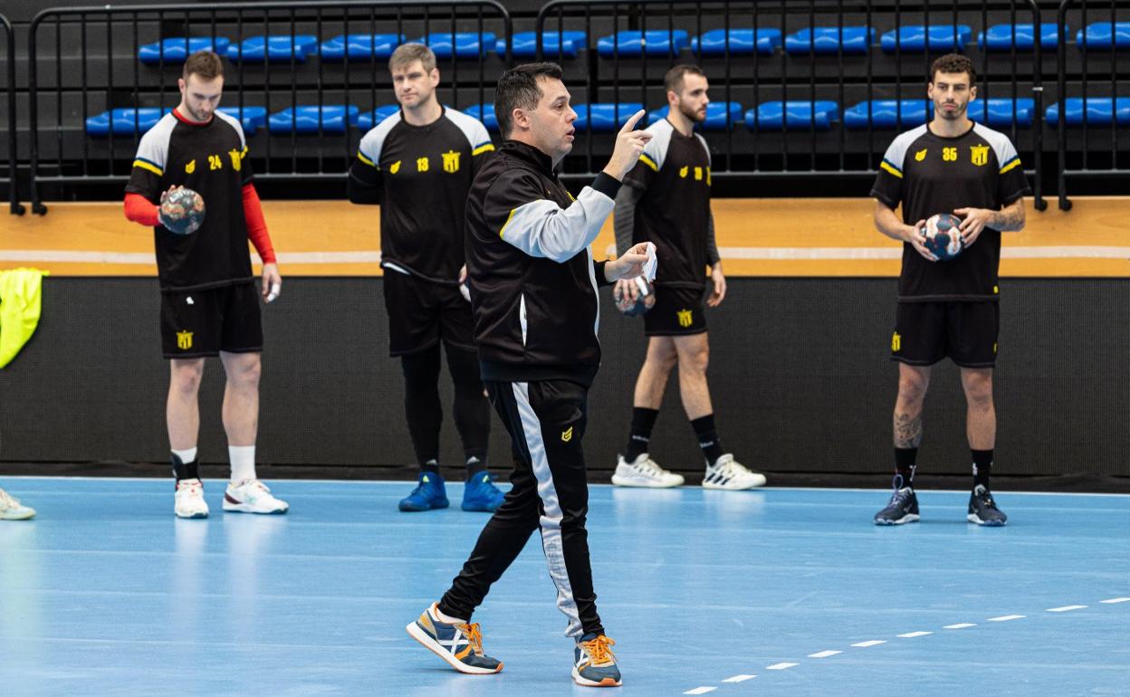 Jacobo Cuétara se dirige a sus jugadores durante el entrenamiento celebrado ayer en Artaleku. 