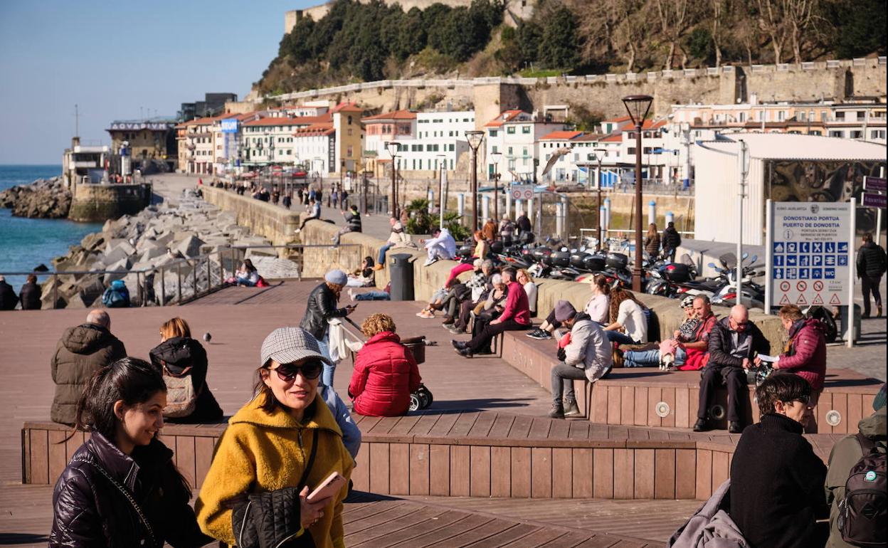 Gente tomando el sol en el muelle de San Sebastián. 