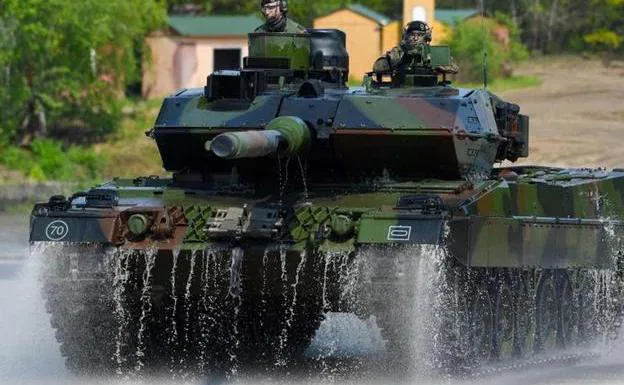 Soldiers board a Leopard 2 at the military training area in Munster