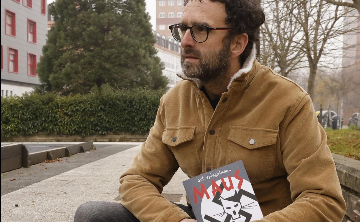 Bedian hartutakoa izan ziteken argazkia hor bizi baita Julen. Edo Intxaurrondoko kultur etxean, baina Gasteizen jarri zen kamera aurrean. 