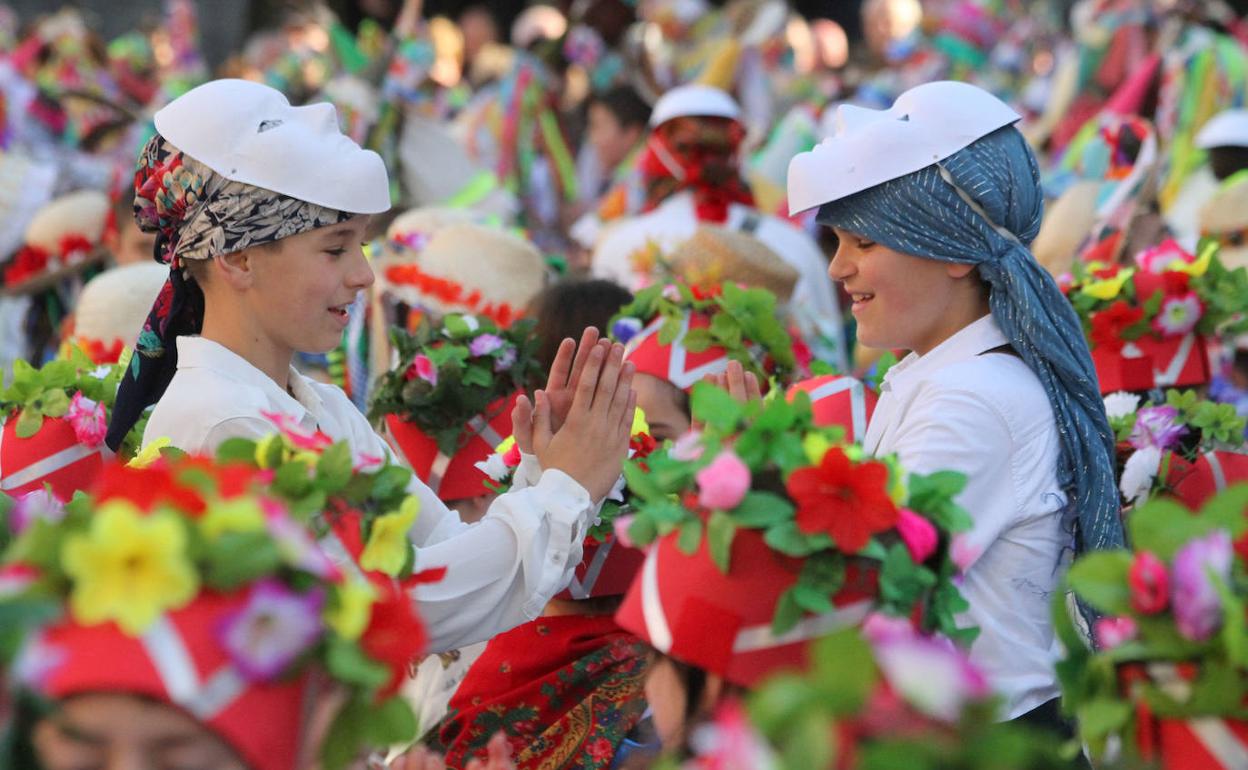 Dos alumnos de la Ikastola bailan durante una edición anterior del Carnaval vasco, en Kalegoen plaza. 