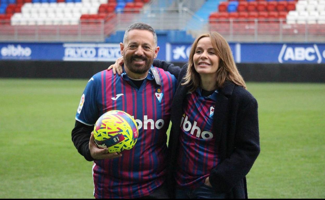 Pepón Nieto y María Adánez, felices en Ipurua.