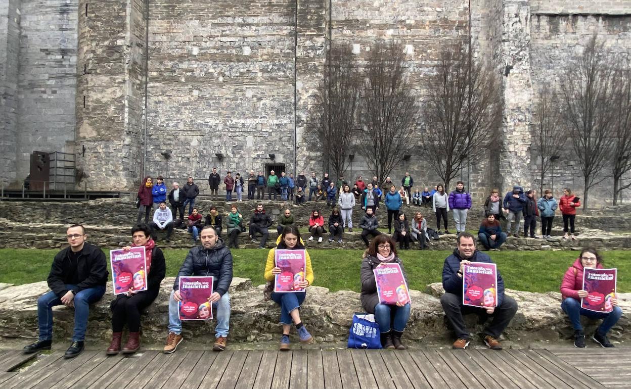 Un momento de la rueda de prensa de este martes en la plaza Euskal Pizkundea. 