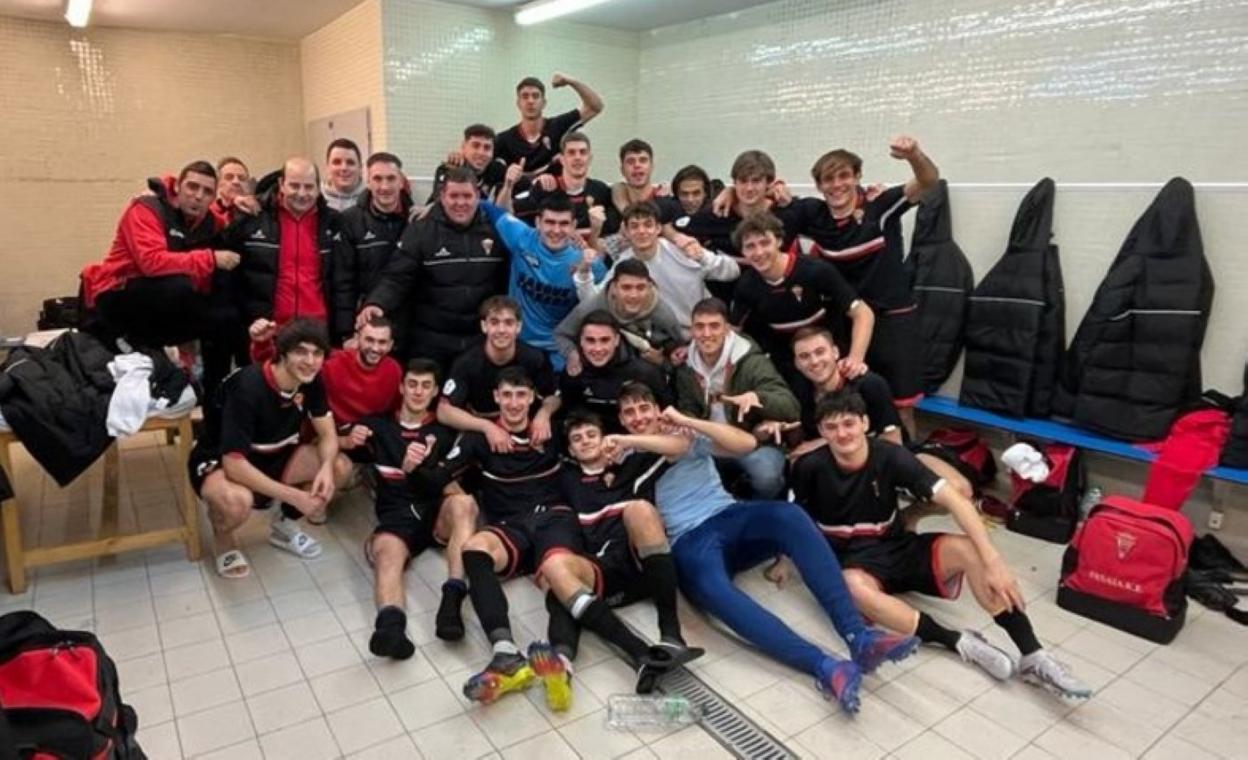 Los jugadores del Pasaia celebrando su triunfo en el vestuario.