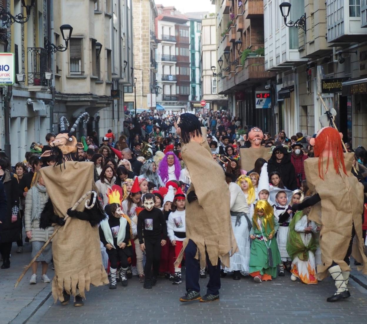 Musika eta Dantza eskolaren eta Musika bandaren desfilea Erribera kaletik. 