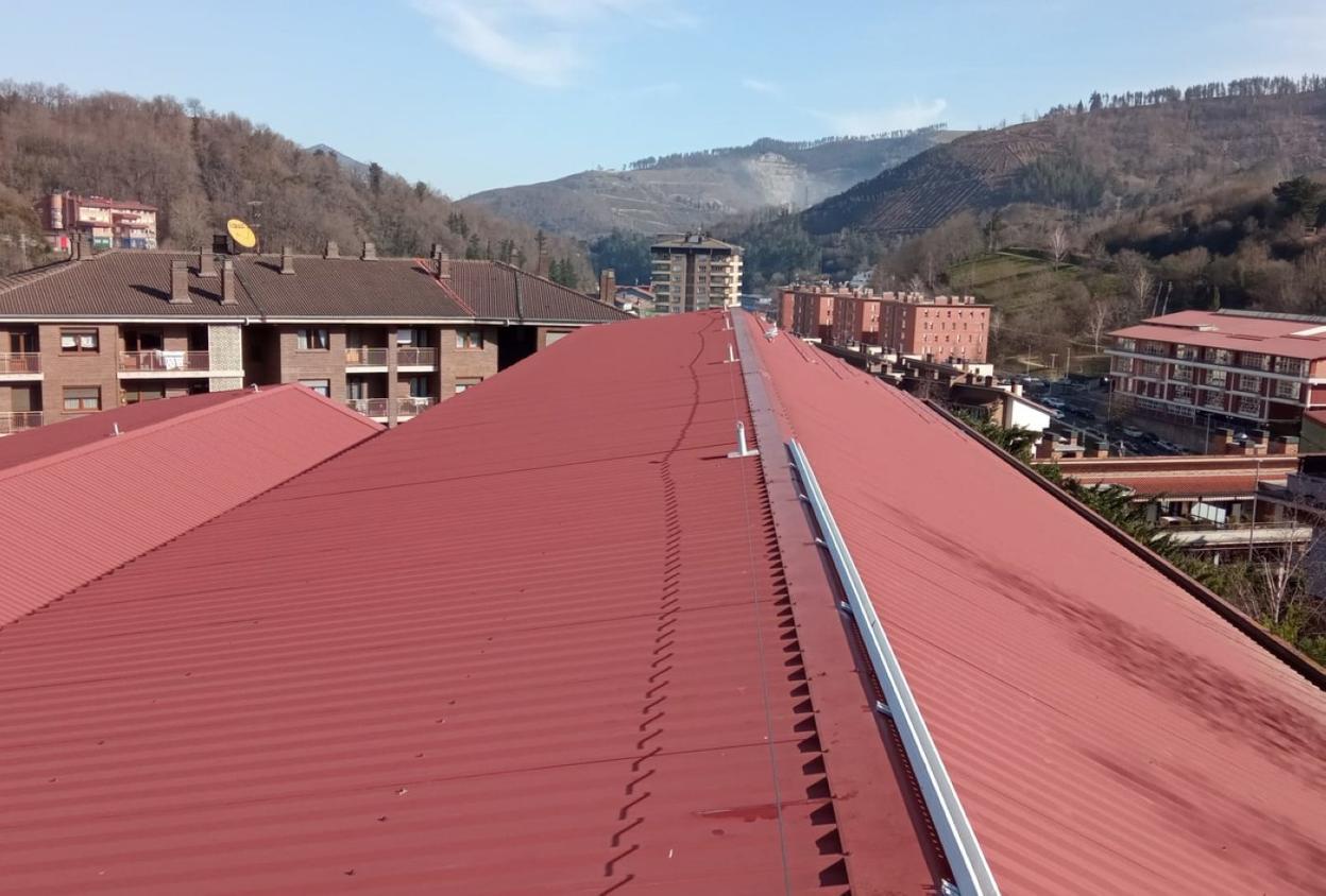Vista de la cubierta del polideportivo Olaizaga, en la que se van a instalar 240 placas solares. 