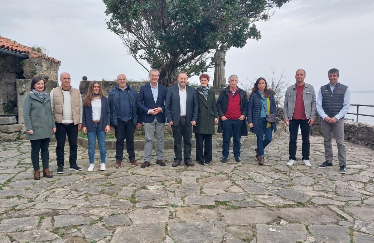 El diputado general Markel Olano, y la diputada foral María José Telleria, con representantes de la corporación.