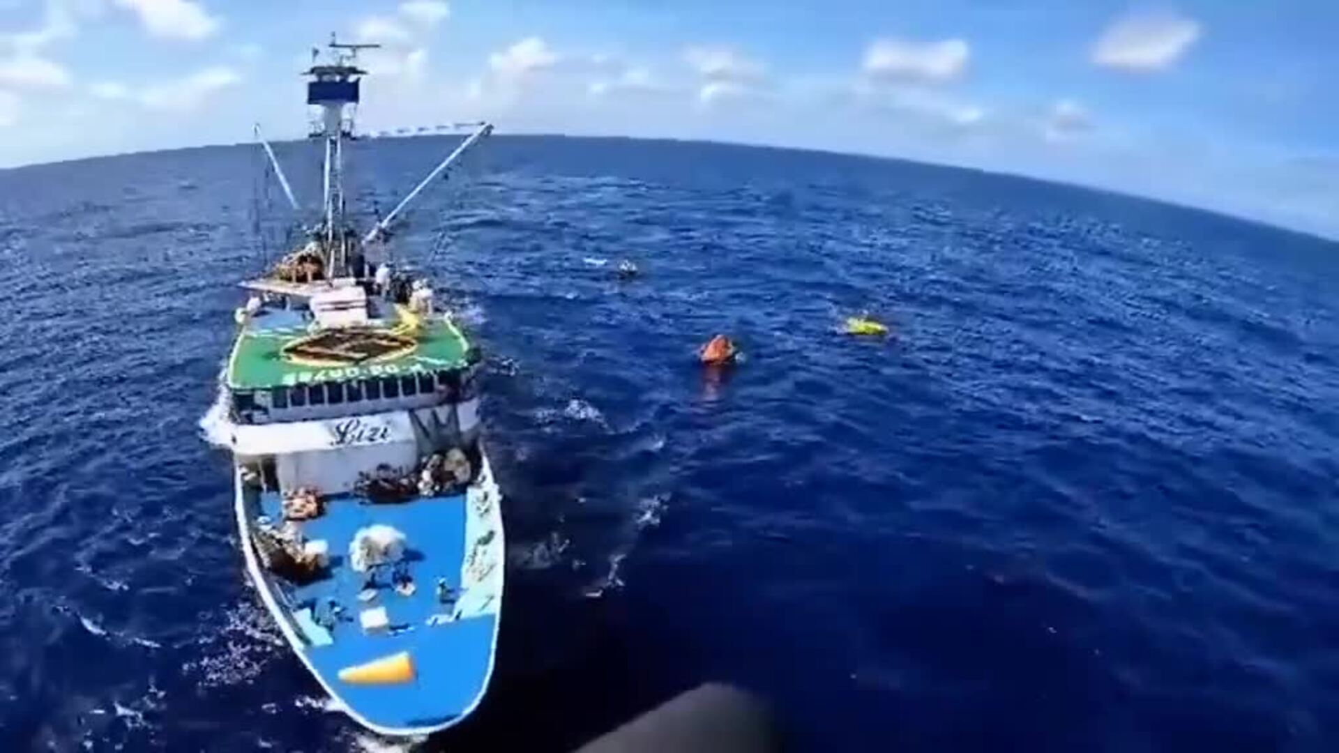 Un atunero rescata a la tripulación de un velero que chocó con una ballena en el Pacífico