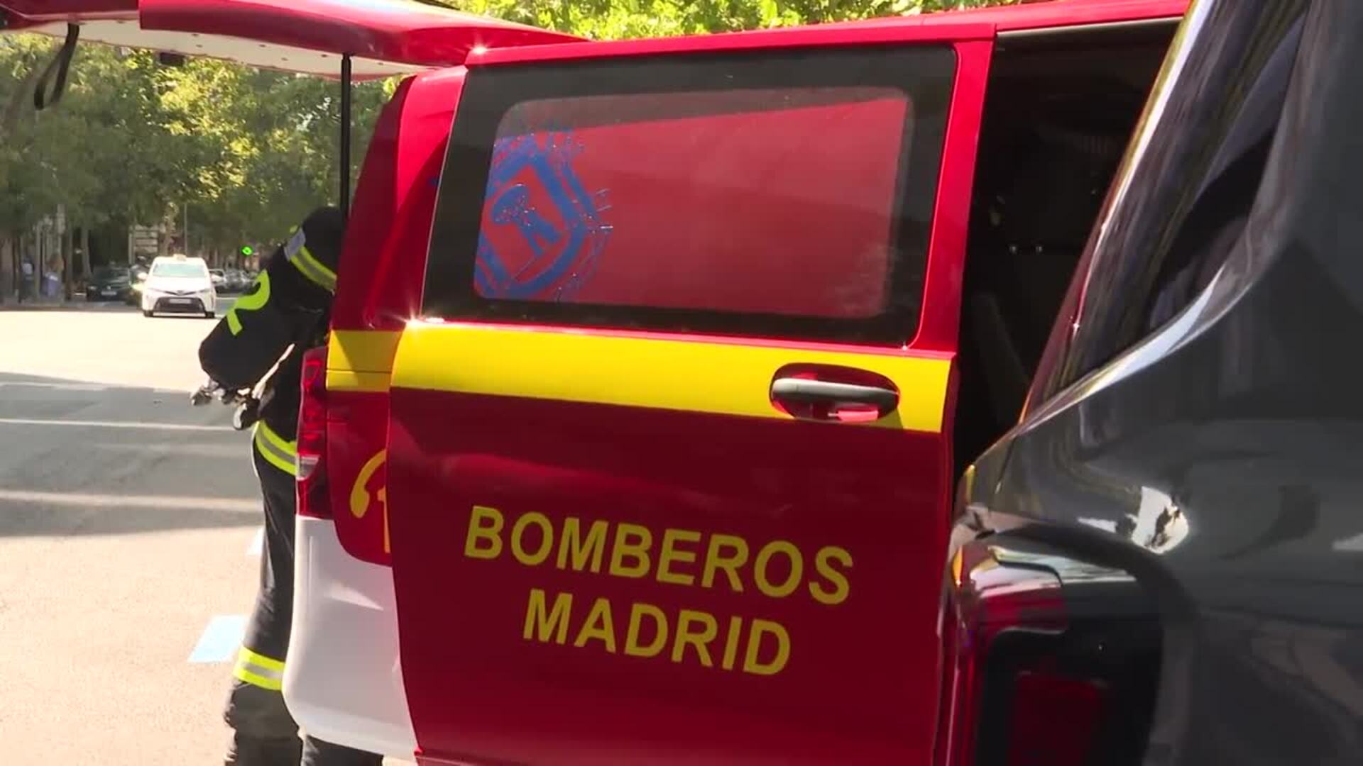 Desalojan un centro comercial en la Castellana (Madrid) al incendiarse un coche híbrido