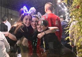 Varias jóvenes vestidas de gala y con adornos luminosos disfrutan en la discoteca Victoria Café de Donostia. p