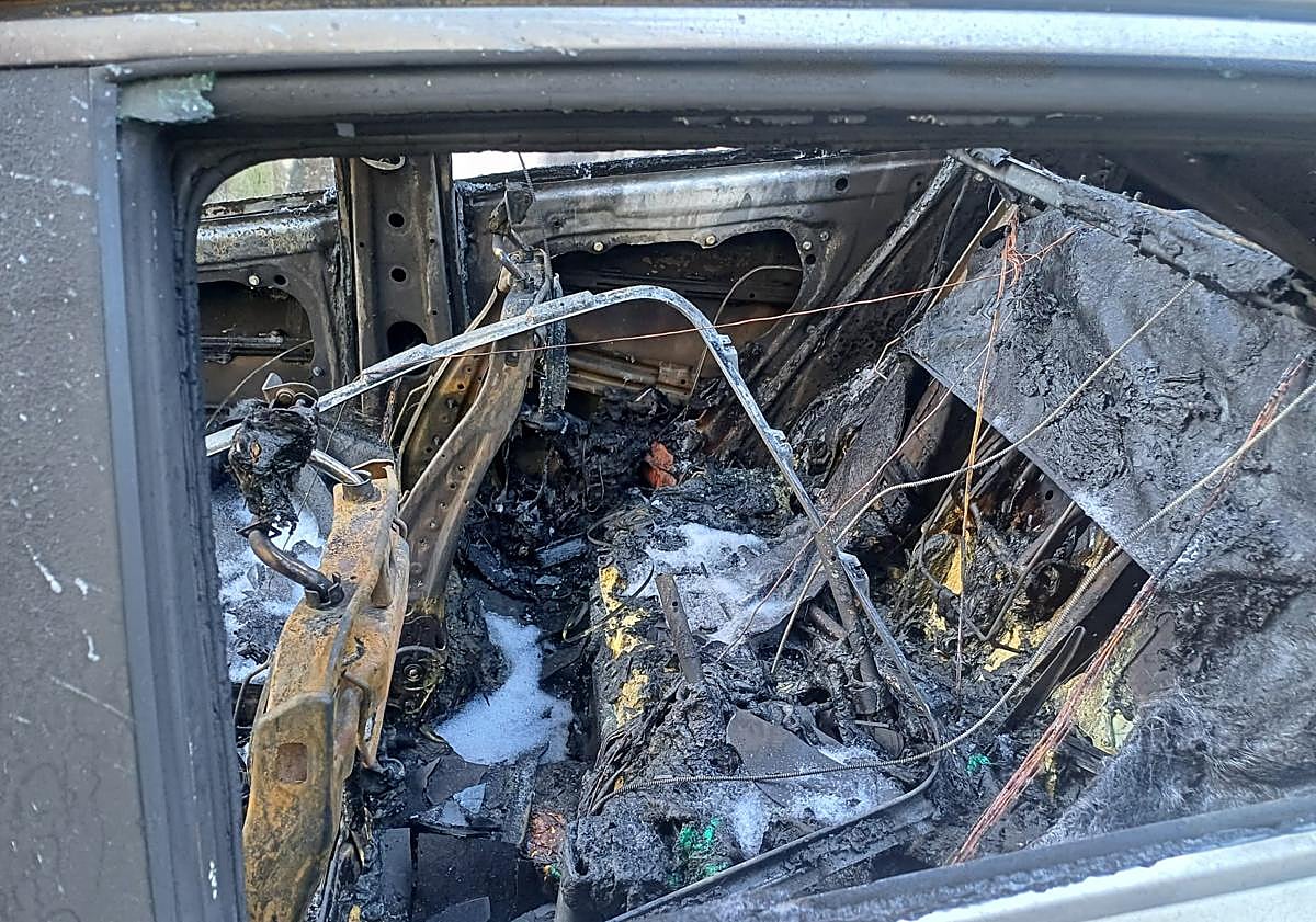 Imagen principal - Dos coches calcinados en el barrio de Amara Viejo en Donostia