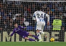 Marrero trata de detener el penalti de Rioja el día que debutó en Primera con la Real.