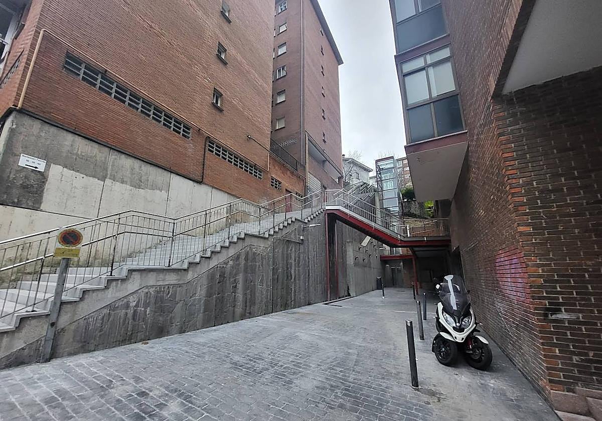 El consistorio ha finalizado las obras de urbanización del entorno del ascensor de Larratxo. Concretamente ha actuado en la calle Bertsolari Txirrita. «Hemos realizado trabajos de mejora en las escaleras y también se ha instalado una nueva barandilla», señala Carlos García, concejal de Mantenimiento y Servicios Urbanos. El presupuesto de la actuación asciende a 70.000 euros.