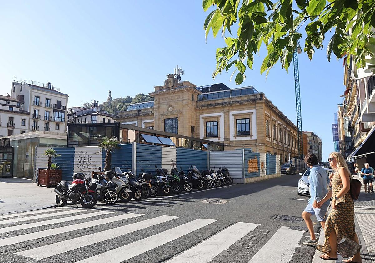 Las obras continúan paralizadas en el edificio Pescadería de la Bretxa.