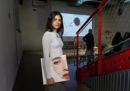 La artista de Mallabia posa con el vinilo de su cuarto disco.