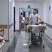 La gripe satura las Urgencias y obliga al Hospital Donostia a abrir una planta extra