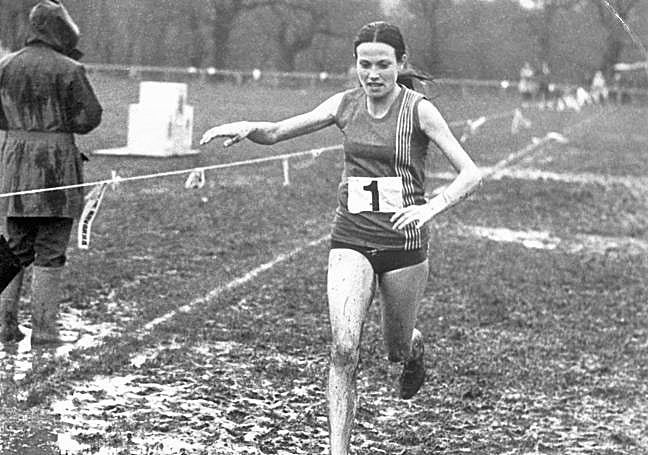 Carmen Valero, liderando un prueba en Gipuzkoa en la década de los 70.