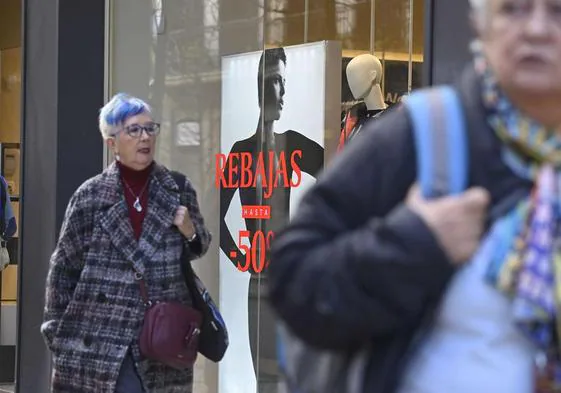 Rebajas de hasta el 50% en una tienda de Donostia.