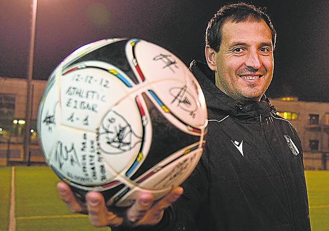 Arruabarrena, ahora entrenador del Beasain, muestra el balón con el que marcó el tanto.