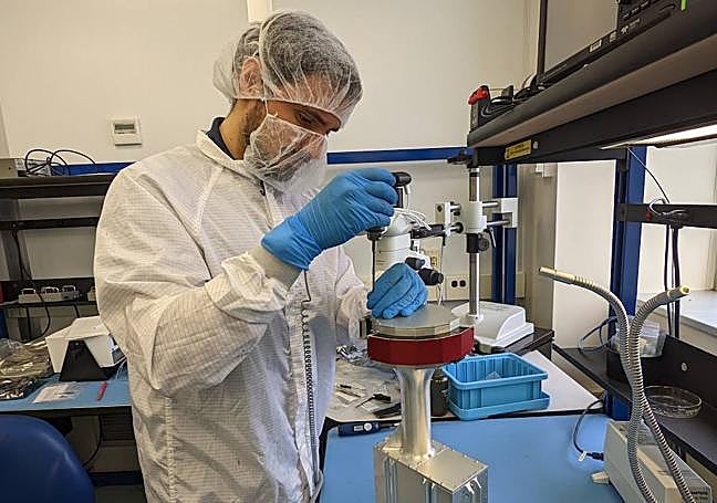 El ingeniero andoaindarra ajusta un aparato.