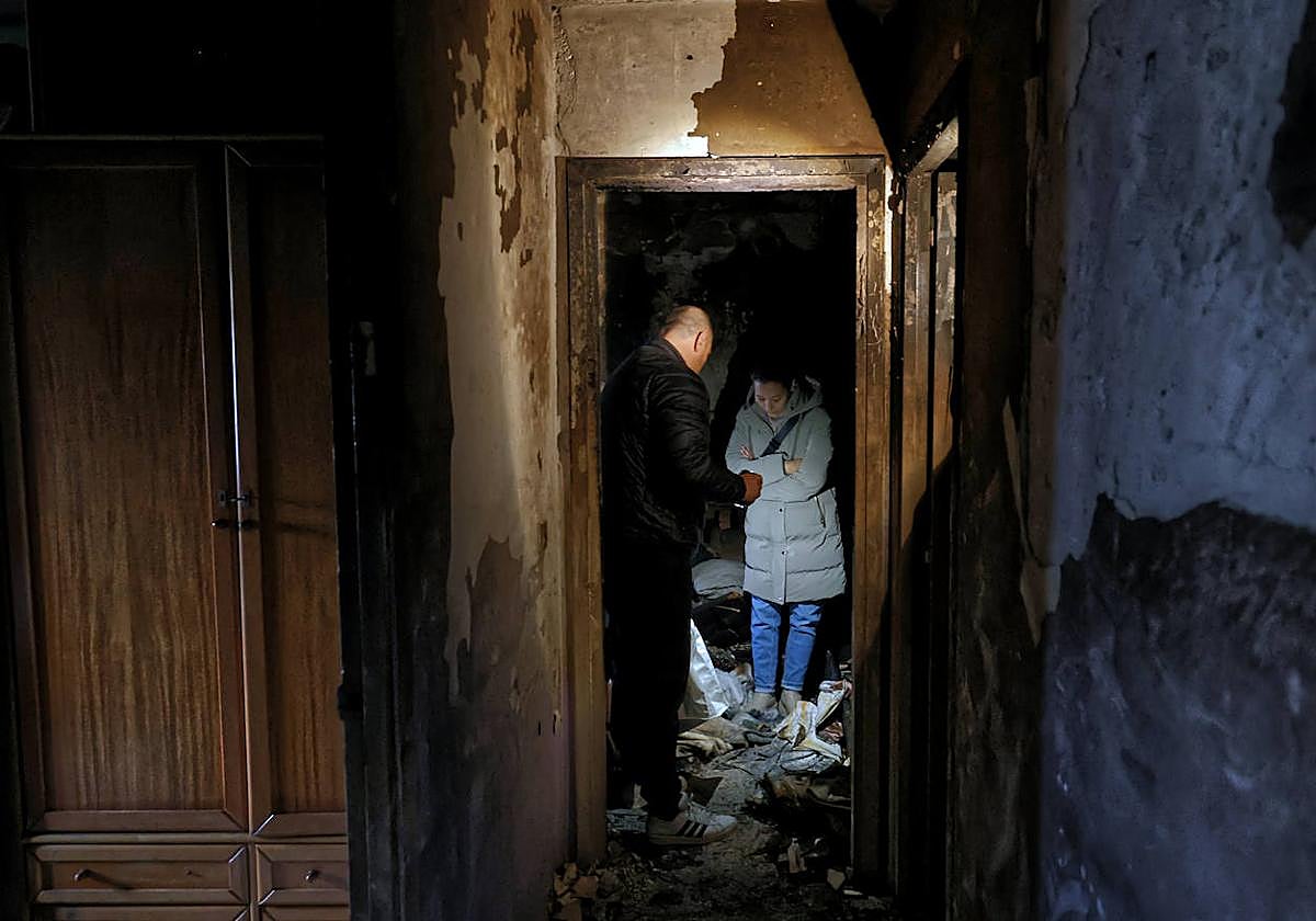 Sheila y su novio Hugo, víctima del incendio del edificio en Errenteria, muestran los daños de su casa.