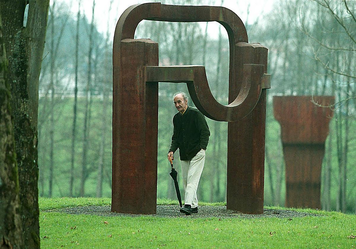 Eduardo Chillida entre sus esculturas.