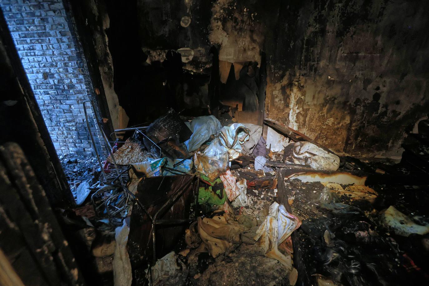 Fotos: La vivienda calcinada en Errenteria, desde dentro