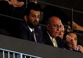 Bin Nasser Al-Thani y Adriano Galliani, en el palco de La Rosaleda durante un encuentro de Champions.
