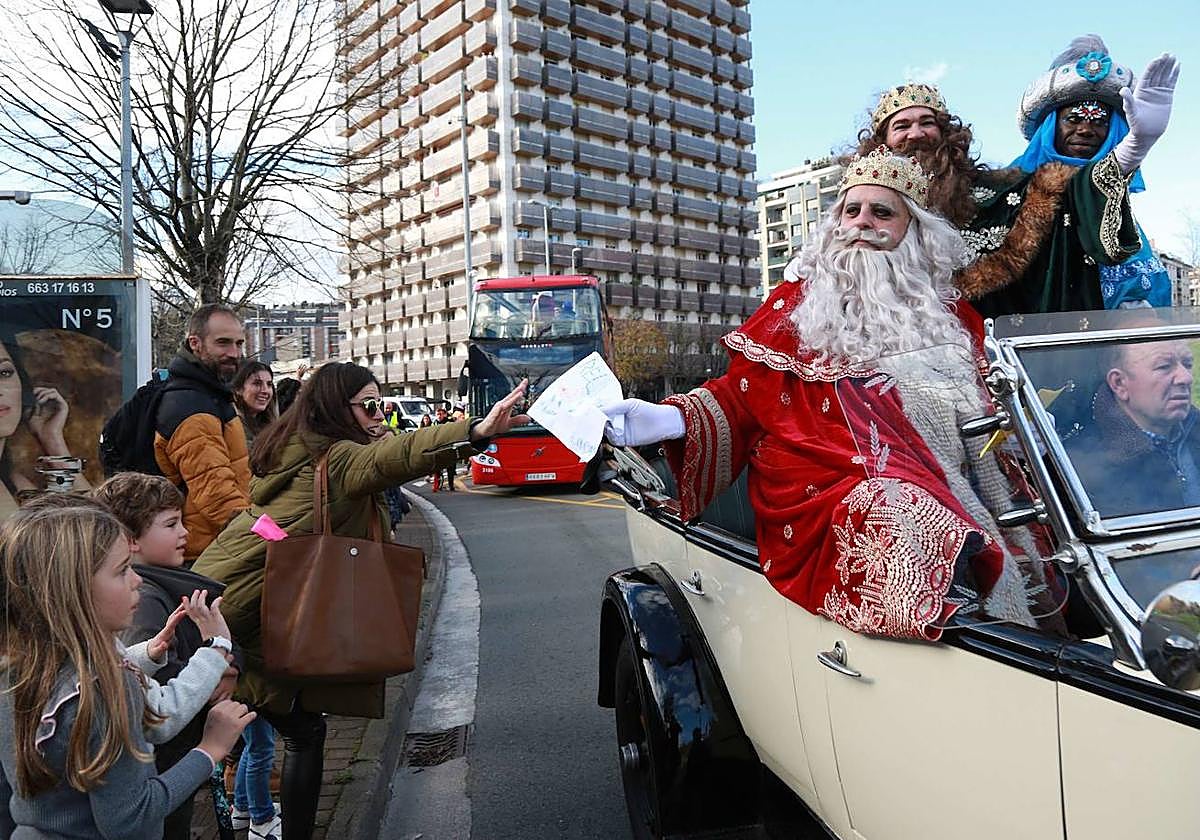 Los Reyes Magos en Amara durante su llegada a la ciudad el pasado año.