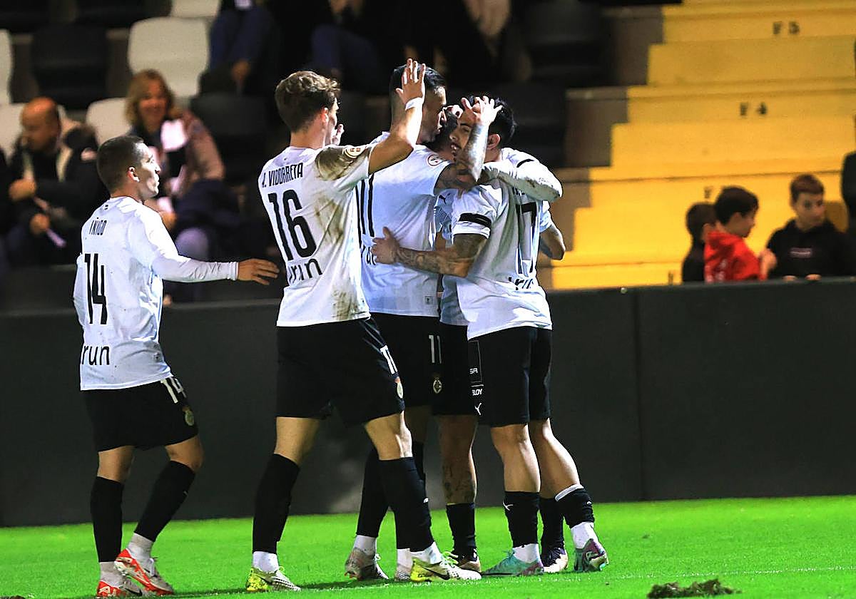 Los jugadores del Real Unión celebran un gol.
