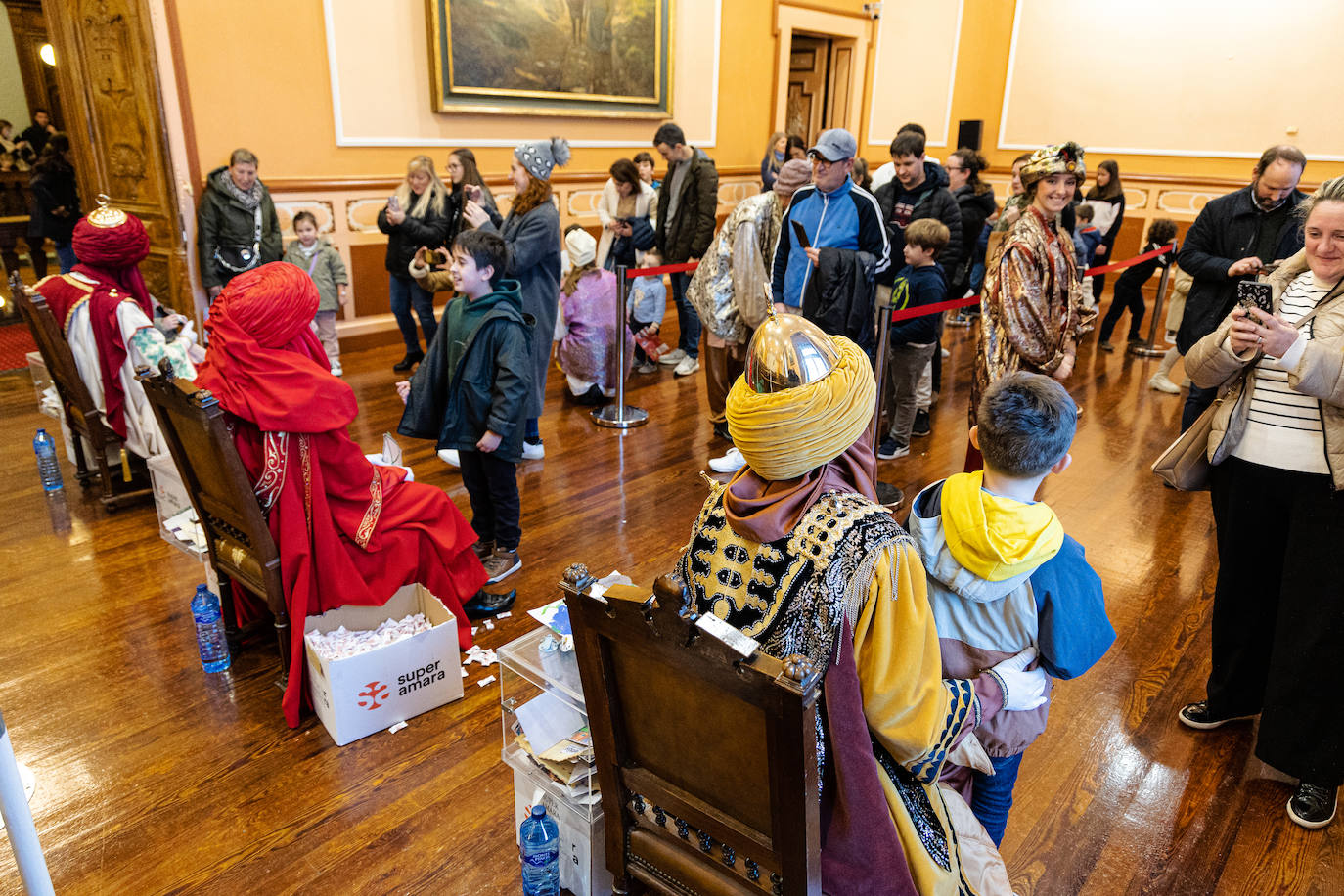Los pajes de los Reyes Magos recogieron las primeras cartas