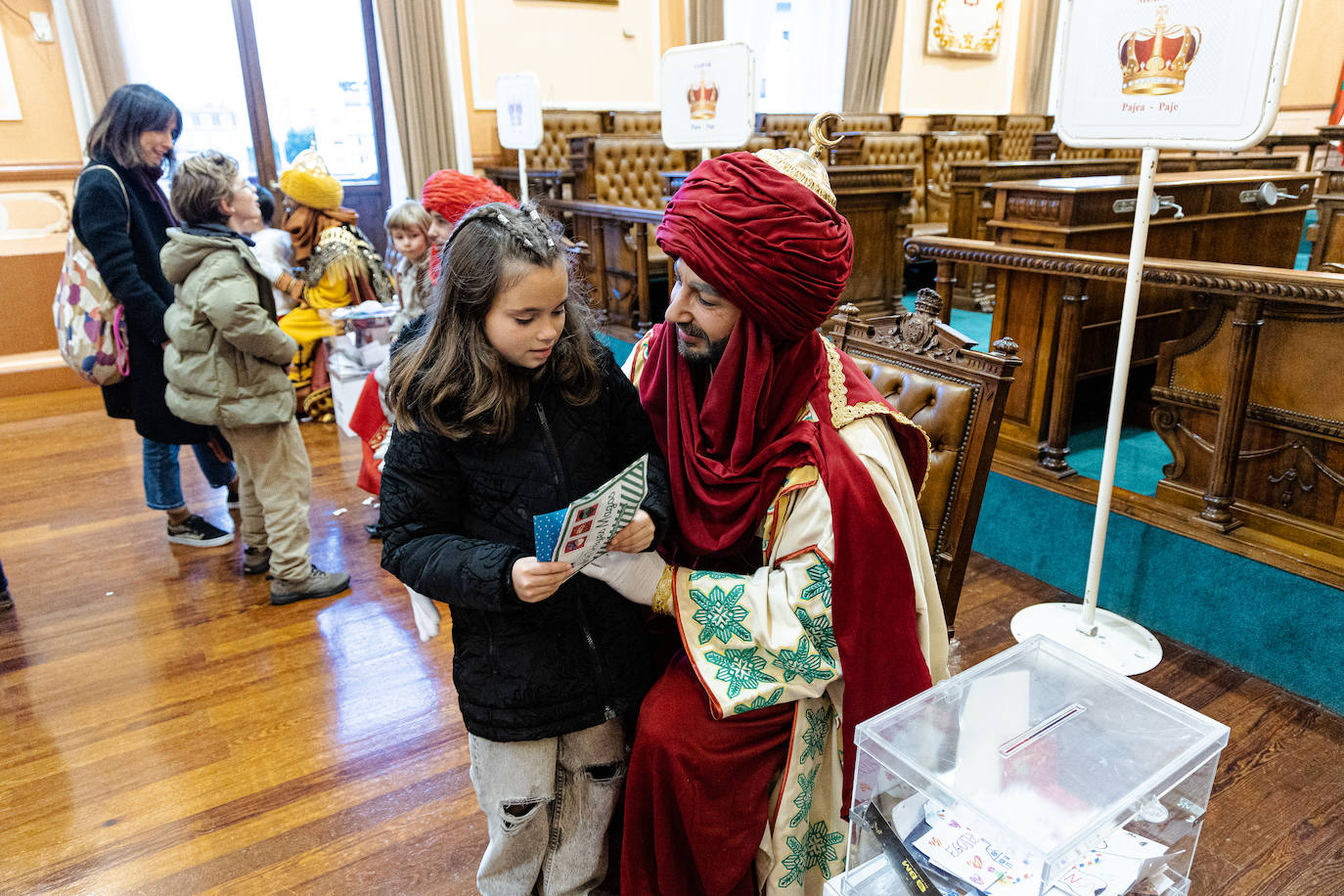 Los pajes de los Reyes Magos recogieron las primeras cartas
