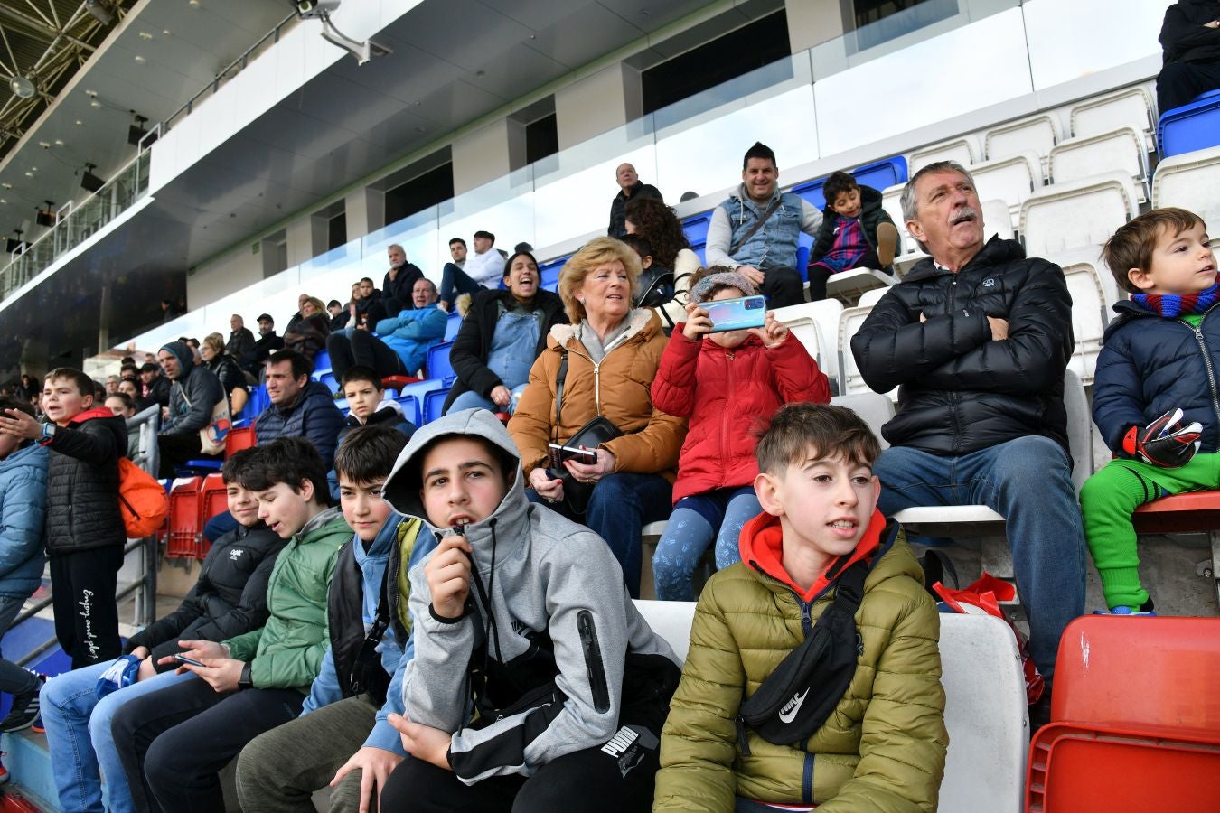 El Eibar calienta con su afición el derbi de Copa